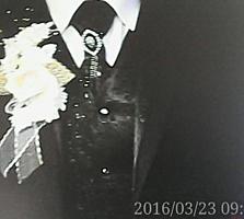 Шикарный Свадебный костюм 3х1 серебрян. отлив - галстук в камнях.