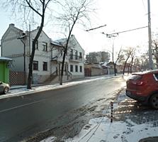 Центр, 2-комн., свой двор, место для машины, жилое состояние!
