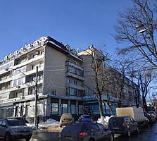 Centru, A. Sciusev. Apartament cu 3 odai - 101 m. p, etajul 4/5.
