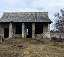 Дом. Земельный участок 40 соток - усадьба. Гараж. Подвал.