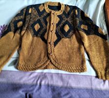 Женские вязаные вещи ручной работы: кофты, свитера- 46-48 размера.