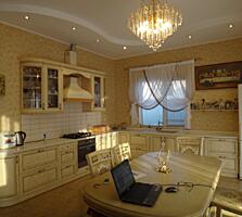 Продам дом общей площадью 385 кв.м в Крыжановке. Два дома на участке .