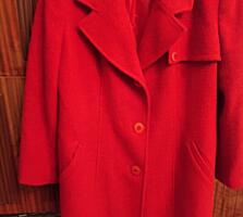 Продам очень красивое красное пальто