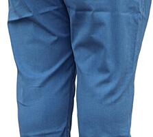 Большого размера летние мужские джинсы светло-голубого цвета.