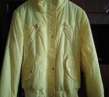 Продаю жёлтую куртку на лёгком меху — 500 ₽