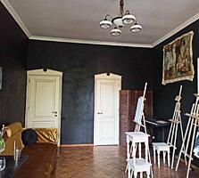 В продаже большая пятикомнатная квартира в элитном районе. Улица ...