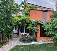 Добротный дом не далеко от озера.