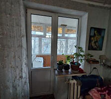 2-х комнатная, 4/4 эт. 43 /29 /6 м2. Стеклопакеты, паркет, балкон.