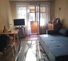 Продам 2-кімнатну квартиру з балконом по Краснова