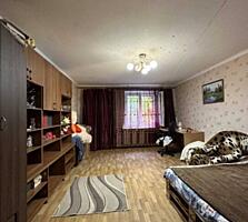 В продаже просторная трехкомнатная квартира на Таирова. Общая площадь 