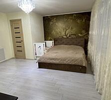 Продается в самом центре Тирасполя пол дома с гаражом и строениями