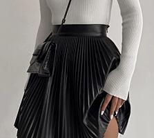 Плиссированная юбочка из экокожи, новая