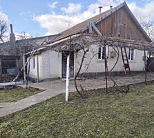 Дом в центре города Дубоссары рядом с речкой. 