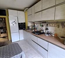 3 комнатная уютная, теплая квартира 2х сторонняя с ремонтом. Площадь .