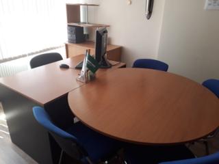 Офисная мебель (стол руководителя + стол из приемной) -Продается