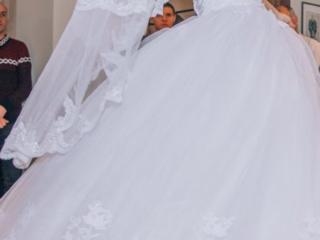 Продам невенчанное свадебное платье(вместе с фатой и каркасом)
