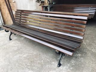 Скамейка с чугунными опорами