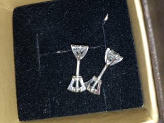 Кольцо и сережки с крупными бриллиантами