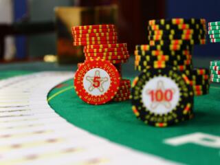 На работу в живое казино требуется дилер, зарплата высокая.