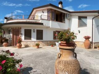 Villa PONTECORVO - CONTRADA SANT'OLIVA 450.000 евро.