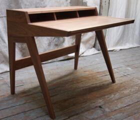 Стол рабочий / для офиса / кабинета из натуральной древесины.