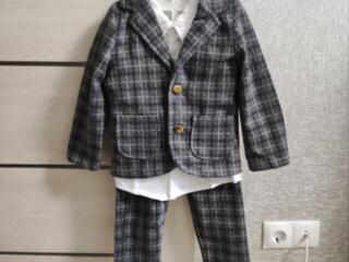 Продам костюм-тройку на мальчика, возраст 2 года