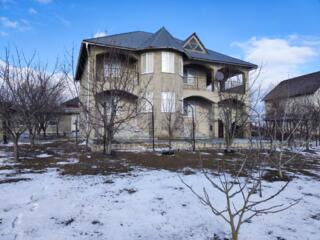 Casă cu 2 nivele în Budești cu lot 12 ari. Garaj, subsol, construcții