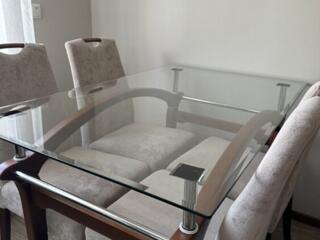 Продам стеклянный стол в хорошем состоянии