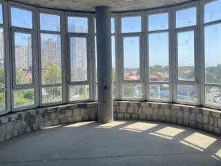 В продаже просторная двухкомнатная квартира в новом современном доме. 