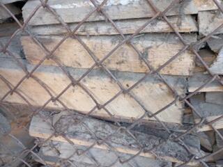 Дрова и доски для отопления