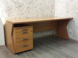 Письменный стол пр-ва Италия. Кресло офисное