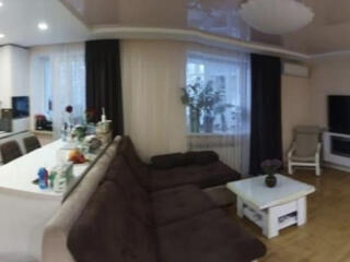 Интересная квартира. Супер ремонт для большой семьи. Рядом и не вместе