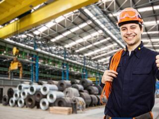 Рабочие на механическом оборудовании