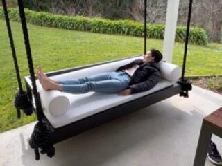 Диван-качели из натуральной древесины