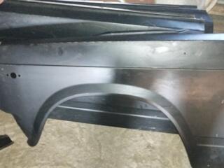 Крылья передние на ваз 2105 новые, накладки на двери.