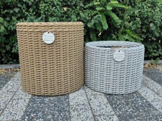 Кашпо для цветов из ротанга.