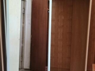 Продам шкаф-купе и стол из приёмной.