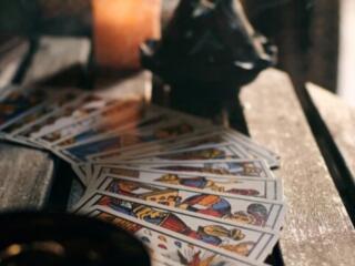 Гадание на картах и картах Таро и кофейной гуще на