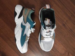 Кроссовки новые