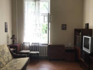 Продам двухкомнатную квартиру. Статус коммуна. Две смежные комнаты , .