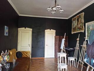 В продаже большая пятикомнатная квартира в элитном районе. Улица ...