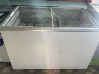 Продам две витрины и один морозильный ларь