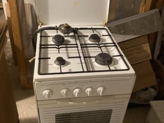 Газ. плита б/у DeLonghi. Газ. баллон и редуктор. Печка электрическая.