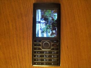 Кнопочный мобильный телефон