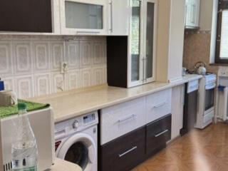 Продаётся 3-комнатная квартира + капитальный гараж район (Кр. казармы)