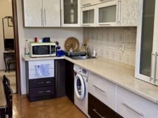 Продаётся 3х-комнатная квартира. + гараж 37кв м. Центр.