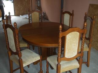 Masa rotunda cu 6 scaune.