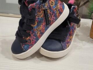 Продам высокие кроссовки, демисезон.