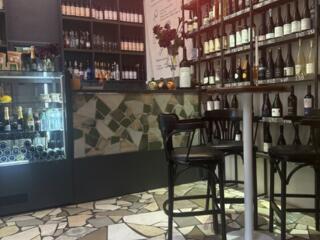 Бармен-офмциант в Винотеку Кисловъ!!!!