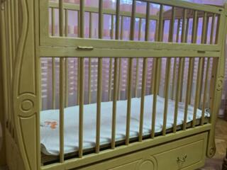 Продаю отличную детскую кроватку из натурального дерева ясень!